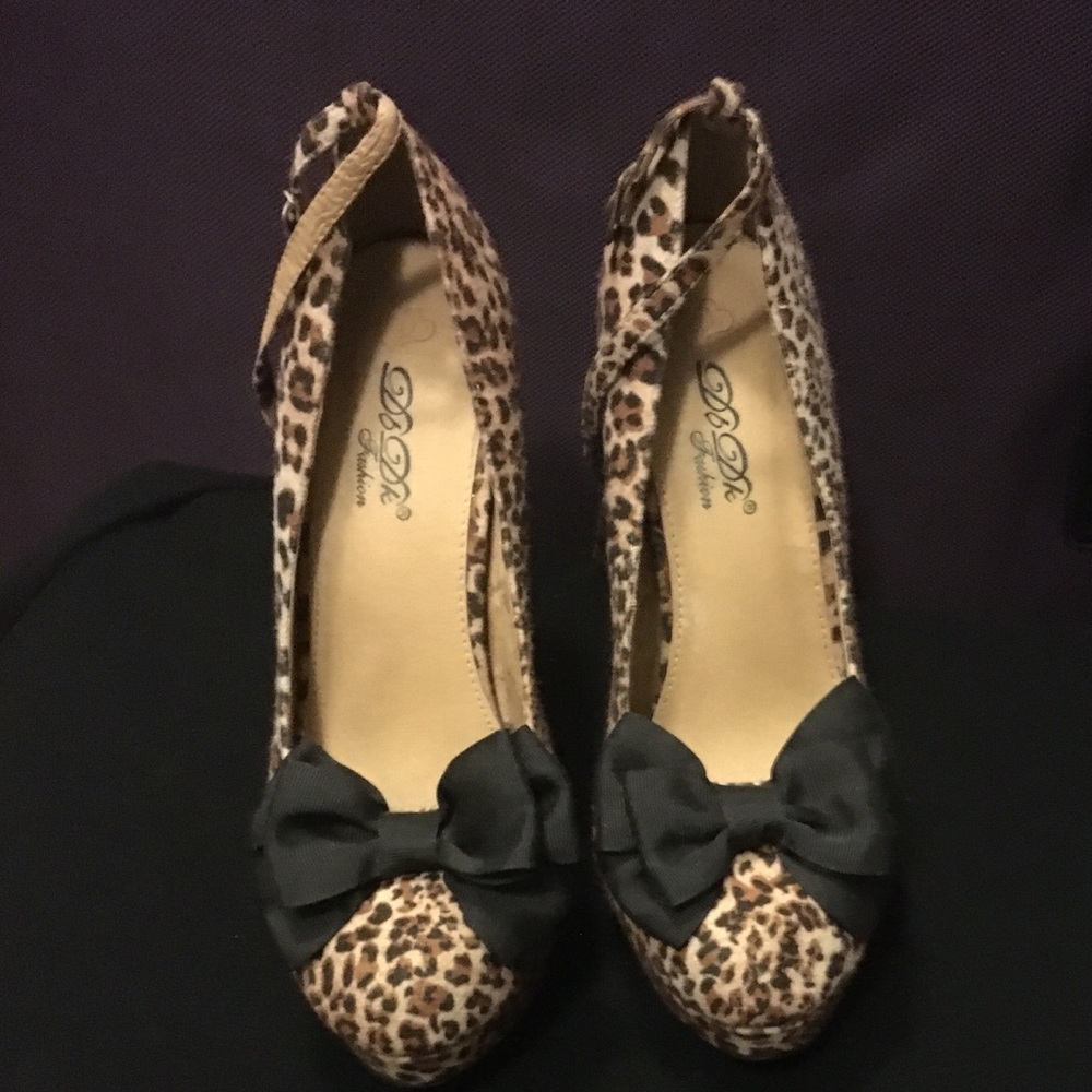 Leopard bow heels